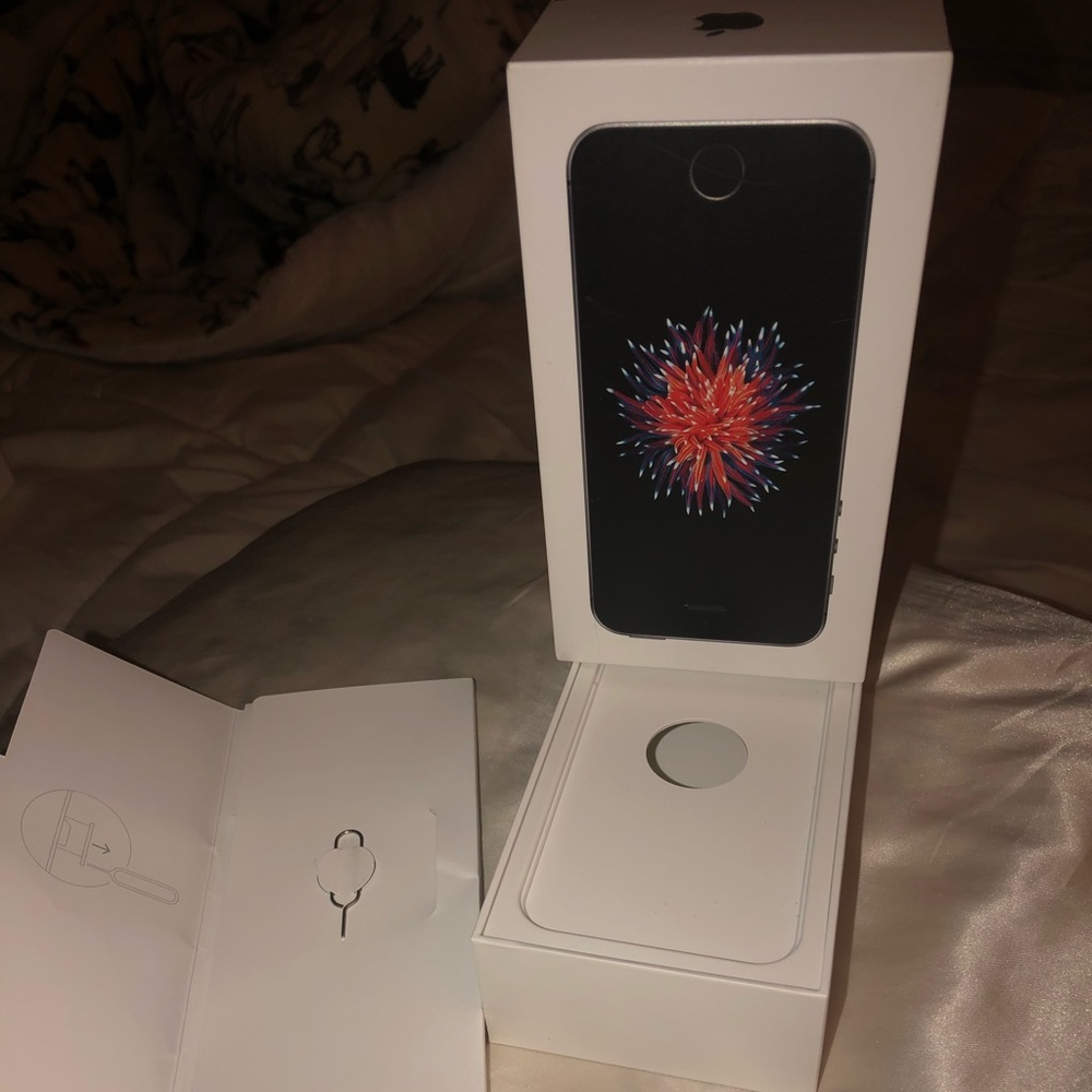 NEW Apple iPhone SE (32gb) box